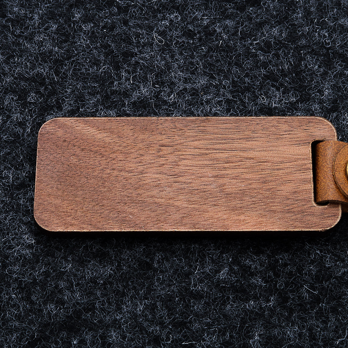 Henkilökohtainen puinen avaimenperä kaiverretulla sanonnalla ja doodle-merkinnällä