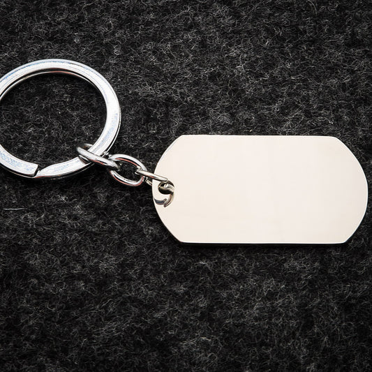 Avaimenperä, joka on personoitu kaiverretulla logolla tai QR-koodilla.