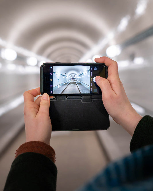 Klak henkilökohtainen iPhone-kotelo. Itsesulkeutuva. Ilmaisella kaiverruksella