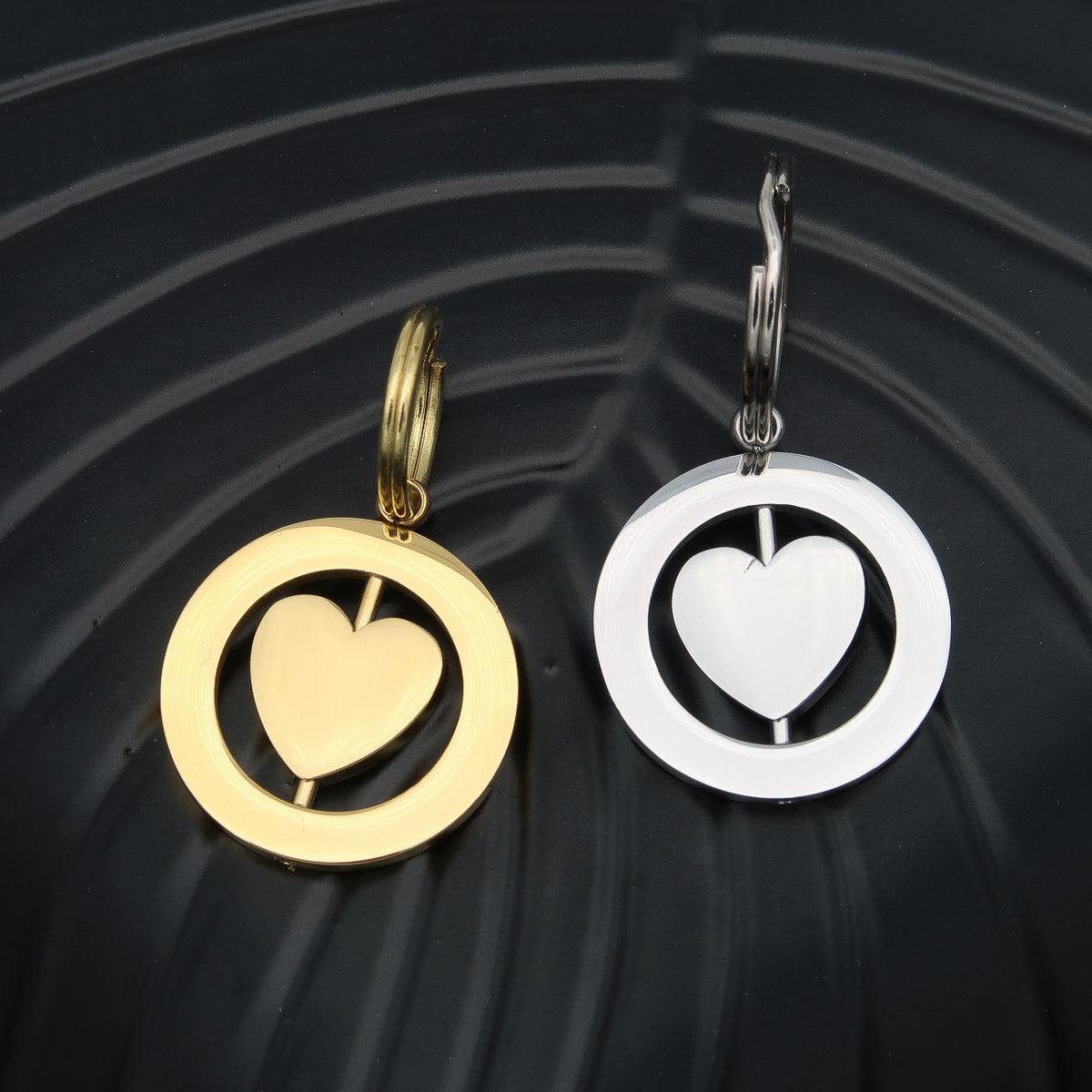 Avaimenperä "Spinning heart", jossa kaiverrus molemmin puolin