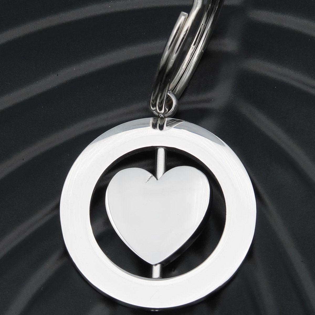 Avaimenperä "Spinning heart", jossa kaiverrus molemmin puolin
