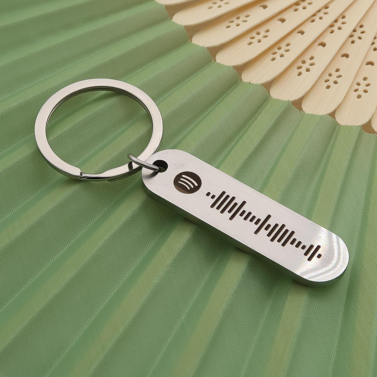 Spotify-avainrengas kaiverrettuna ja personoituna Deluxe mattapintaisesta ruostumattomasta teräksestä. Kaiverretaan nimi ja Spotify