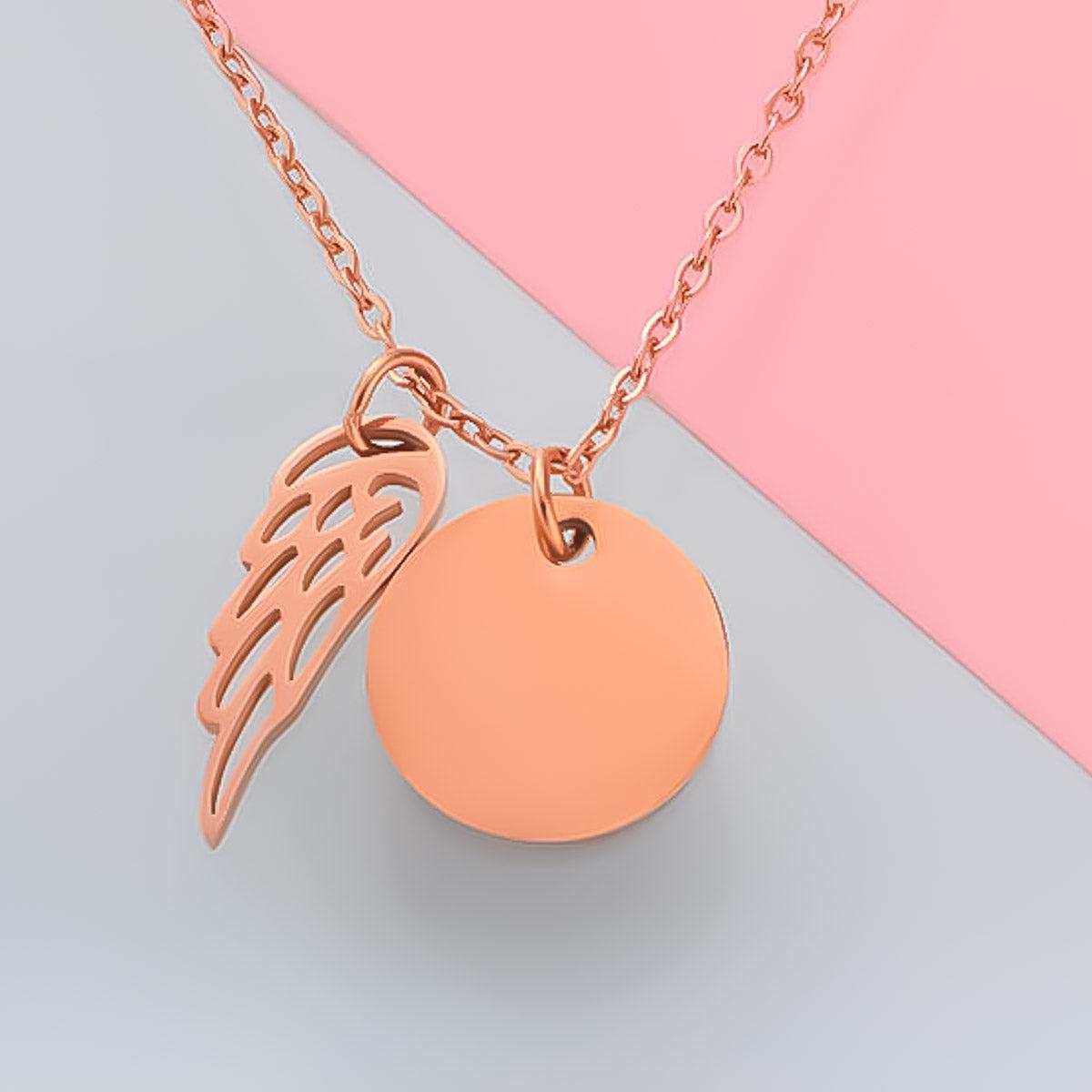 Naisten kaulakoru kaiverrettu kaiverrus "Feather" ja kaiverrettu viehätys nimikirjaimille hopeisena, kultaisena tai ruusunpunaisena.