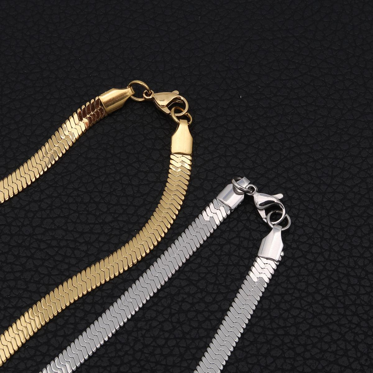 Ruostumattomasta teräksestä valmistettu käärmeketju "Kaa" hopeisena tai kultaisena.