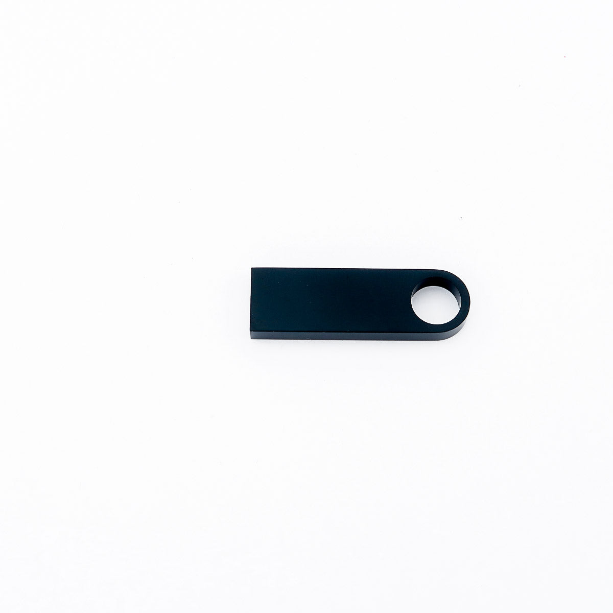 USB -tikku, joka on räätälöity kaiverruksella nimestä tai logosta