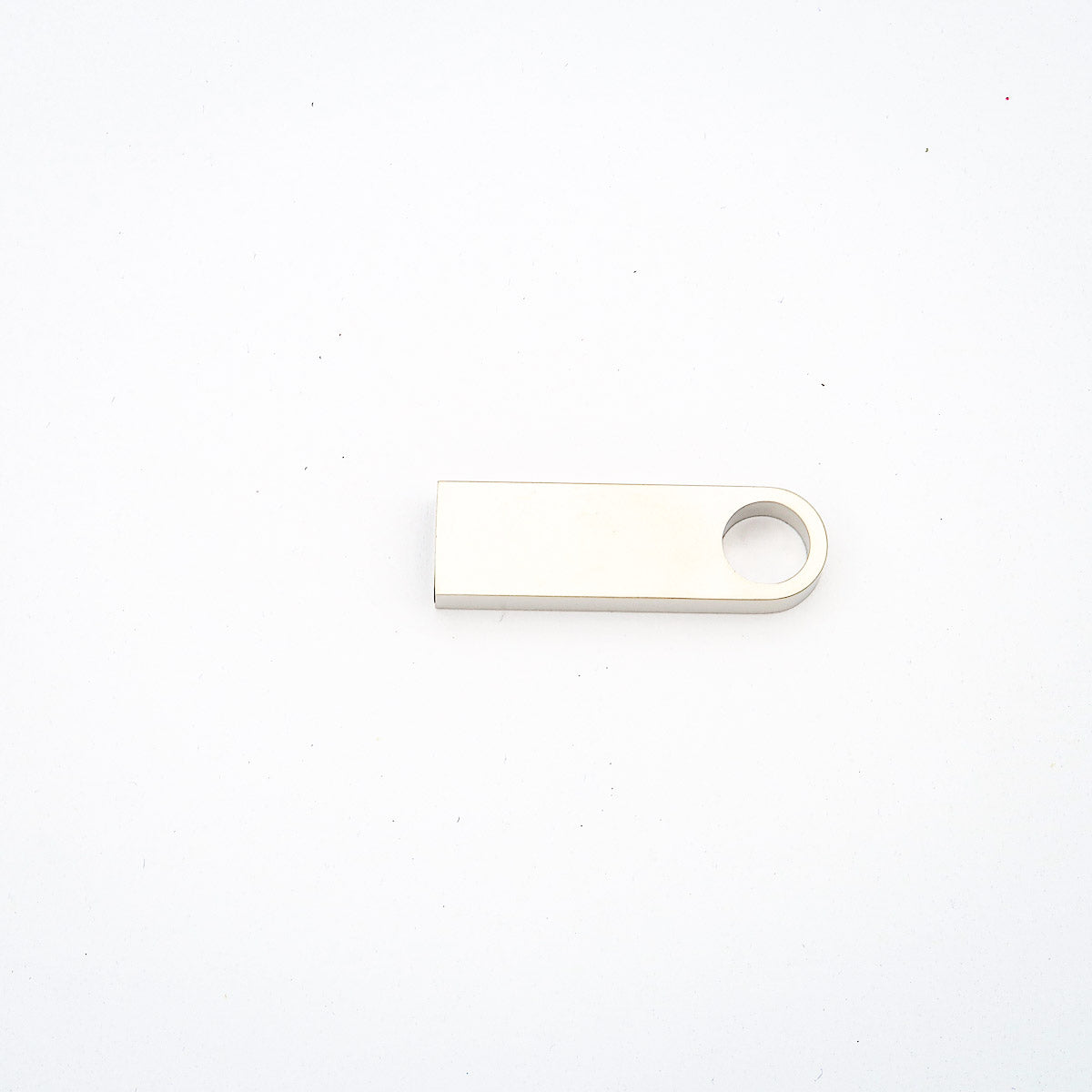 USB -tikku, joka on räätälöity kaiverruksella nimestä tai logosta