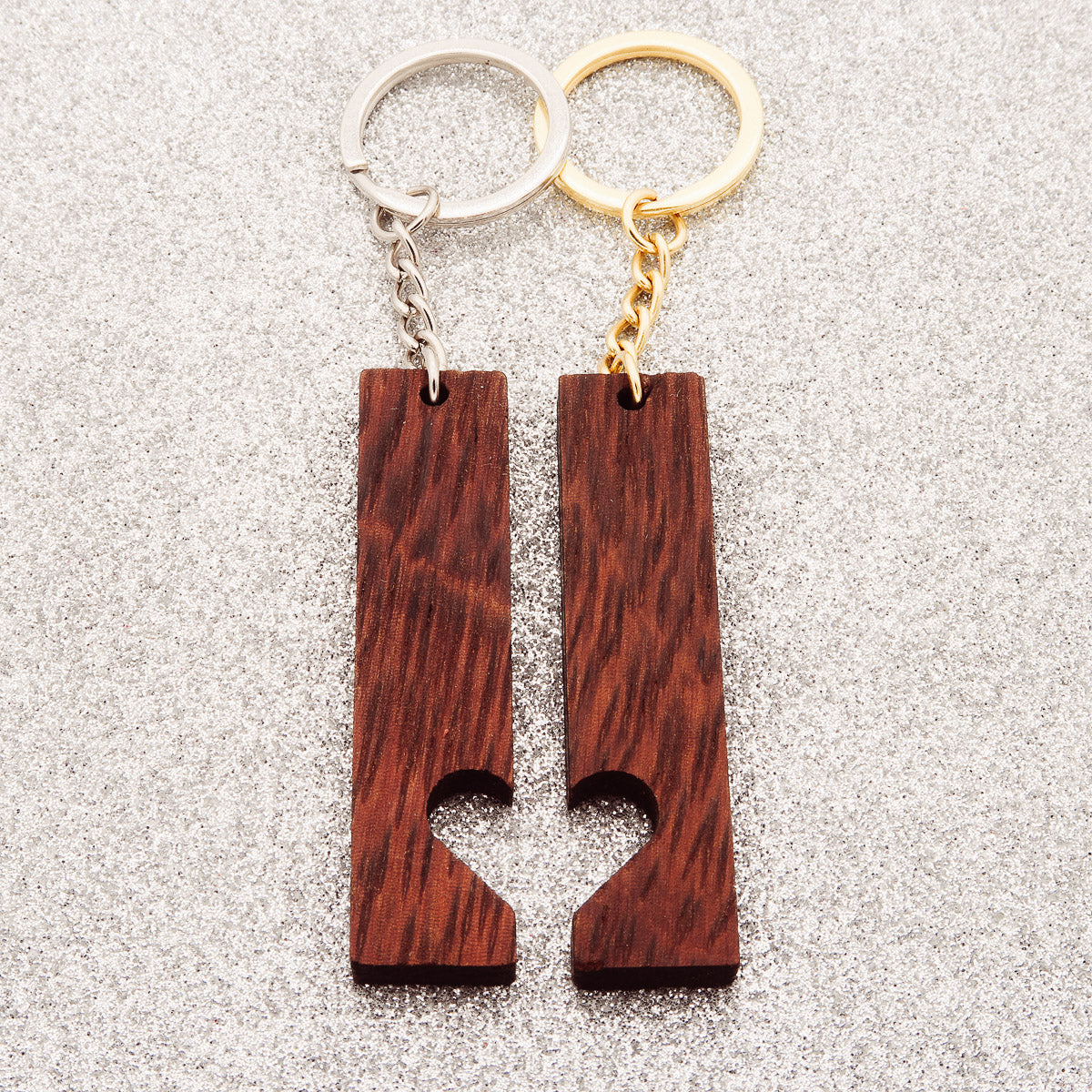 Kumppanin avain riipus asettaa "Heart To Heart To Walnut", joka on valmistettu puusta - kaiverrusta